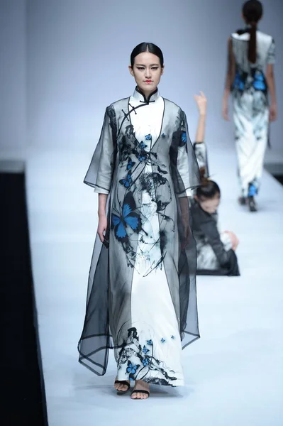 Modelo Exibe Uma Nova Criação Pelo Designer Gong Hangyu Desfile — Fotografia de Stock
