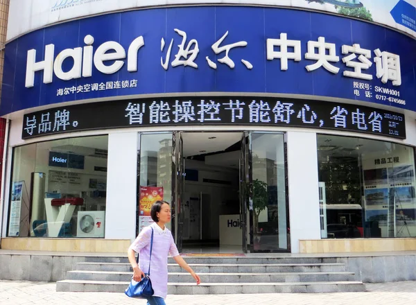 Peatón Pasa Por Una Tienda Aire Acondicionado Haier Ciudad Yichang —  Fotos de Stock