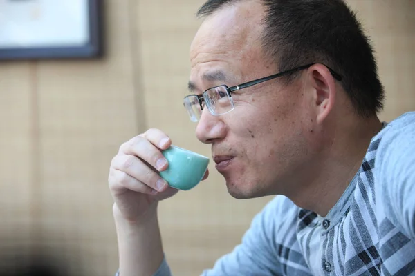 Guo Guangchang Fosun Grubu Başkanı Pekin Bir Röportaj Sırasında Çay — Stok fotoğraf