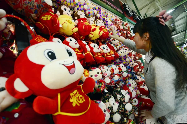 Китайський Покупець Купує Іграшку Мавп Магазині Товарному Ринку Місті Цзинань — стокове фото