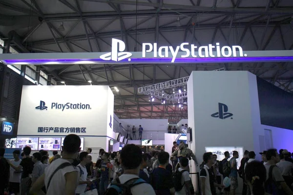 Les Visiteurs Visitent Stand Playstation Lors China Digital Entertainment Expo — Photo