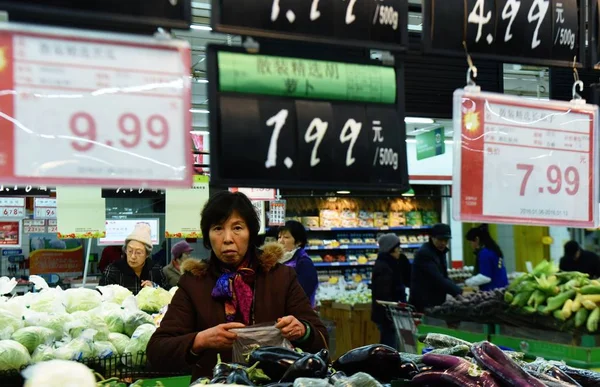 Відвідувачі Магазин Овочів Супермаркеті Ханчжоу Сіті Східної Китаю Провінції Чжецзян — стокове фото