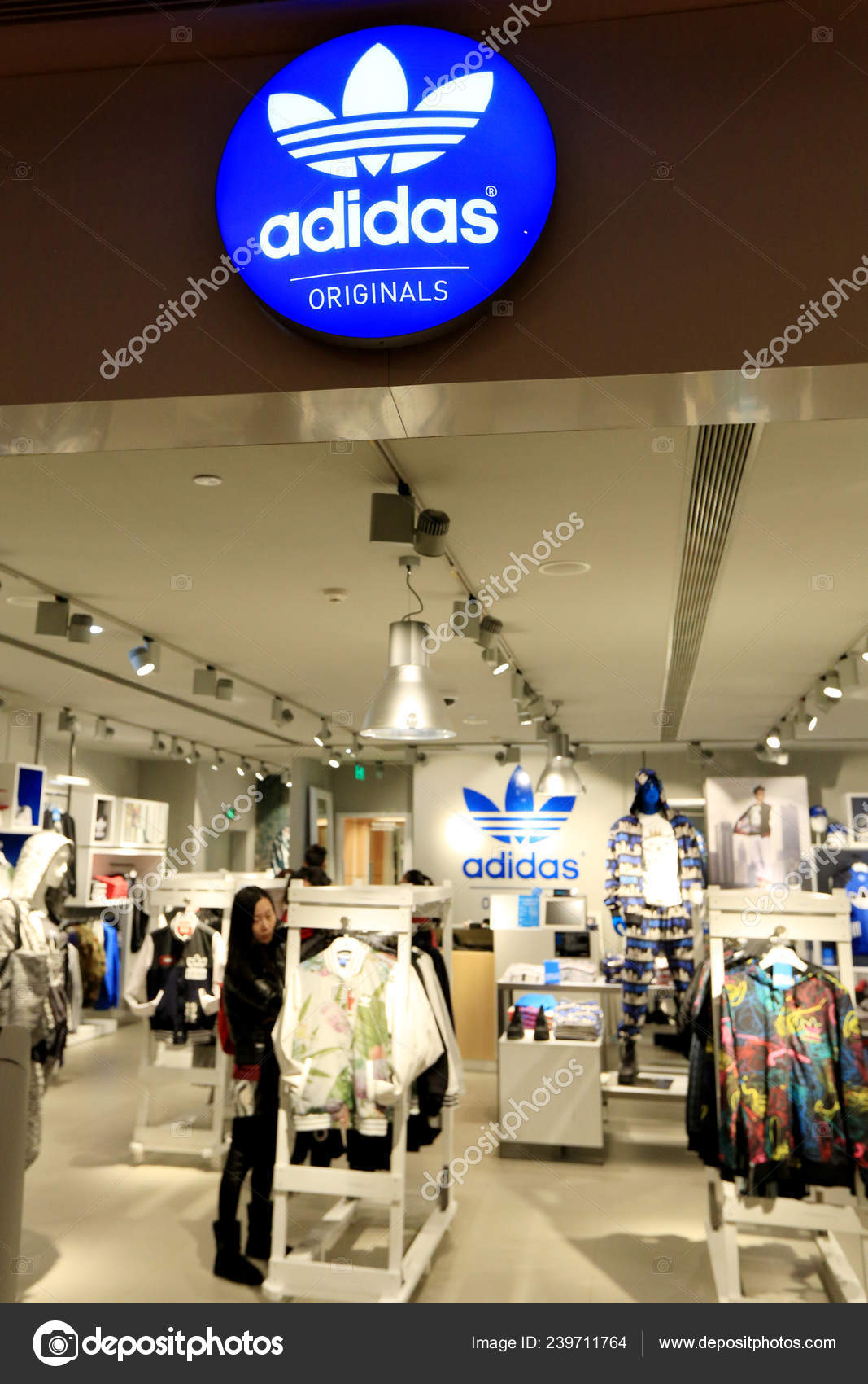 Клиенты Делают Покупки Магазине Спортивной Одежды Adidas Originals Шанхае Китай – Стоковое редакционное фото © ChinaImages #239711764