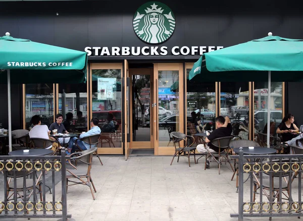 Müşteriler Kuzey Çin Hebei Eyaletinin Qinhuangdao Şehrindeki Starbucks Coffee Kafesinde — Stok fotoğraf