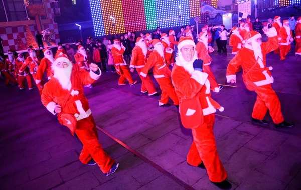 Entertainers Dressed Santa Claus Costumes Perform Flash Mob Celebrate Christmas — Stock Photo, Image