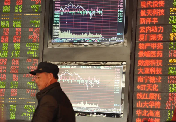 Стурбований Китайський Інвестора Проходить Повз Екрана Показані Фондові Індекси Цін — стокове фото