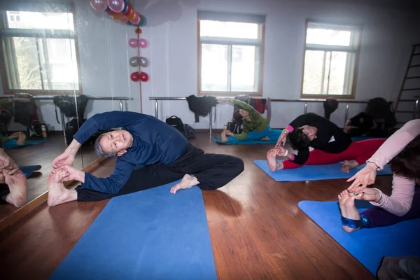 Jarige Chinese Man Mingchao Presteert Yoga Zijn Atelier Hangzhou City — Stockfoto