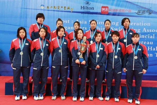 Jugadoras Del Equipo Nacional Waterpolo Femenino Japón Posan Con Trofeo —  Fotos de Stock