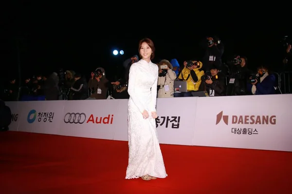 2015年11月26日 韩国女星金赛龙在韩国首尔登上第36届蓝龙电影大奖的红地毯 — 图库照片