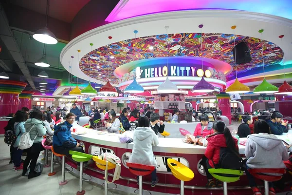 Kínai Diákok Esznek Ebédet Hello Kitty Témájú Kantár Zhejiang Gongshang — Stock Fotó