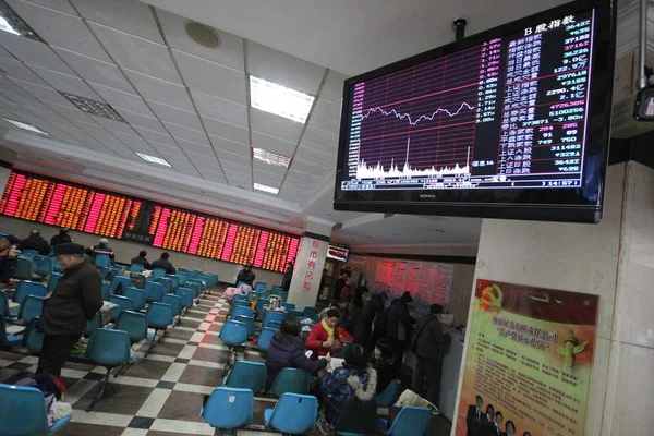 Китайские Инвесторы Смотрят Цены Акций Брокерского Дома Нанкине Провинция Цзянсу — стоковое фото