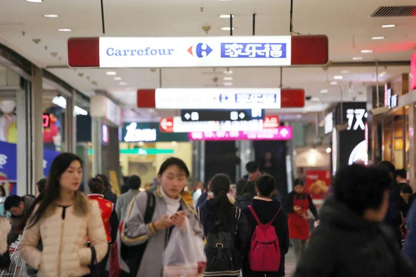 Des Clients Chinois Font Leurs Courses Dans Supermarché Carrefour Shanghai — Photo