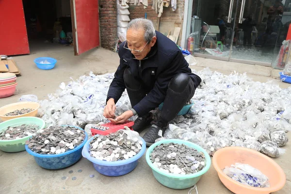 Homem Chinês Conta Moedas Yuan Cidade Zhengzhou Província Central Henan — Fotografia de Stock