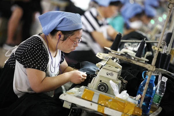 노동자는 공장에서 바느질 중국의 안후이 2015 — 스톡 사진