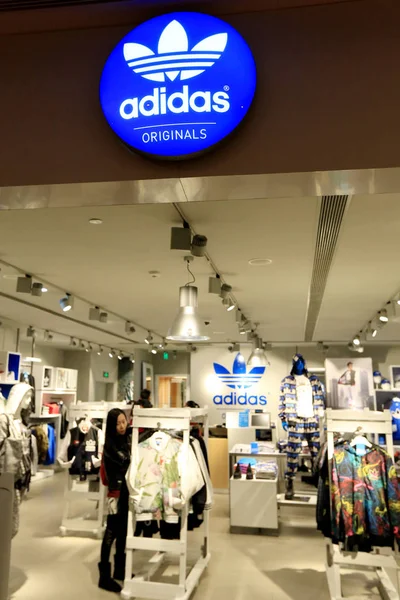 Clientes Estão Comprando Uma Loja Roupas Esportivas Adidas Originals Xangai — Fotografia de Stock