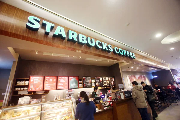 Zákazníci Kupují Kávu Kavárně Starbucks Coffee Šanghaji Číně Prosinci 2015 — Stock fotografie