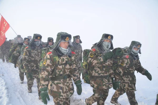 Chińskich Paramilitarnych Policjantów Marsz Śniegu Kierunku Lasu Greater Khingan Mroźnej — Zdjęcie stockowe