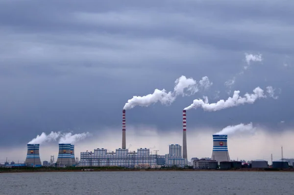 Fumaça Vapor São Descarregados Chaminés Torres Resfriamento Uma Usina Carvão — Fotografia de Stock