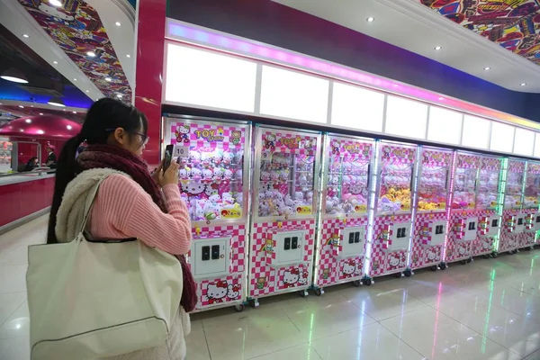 Estudante Chinês Tira Fotos Máquinas Agarrar Brinquedos Cantina Temática Hello — Fotografia de Stock