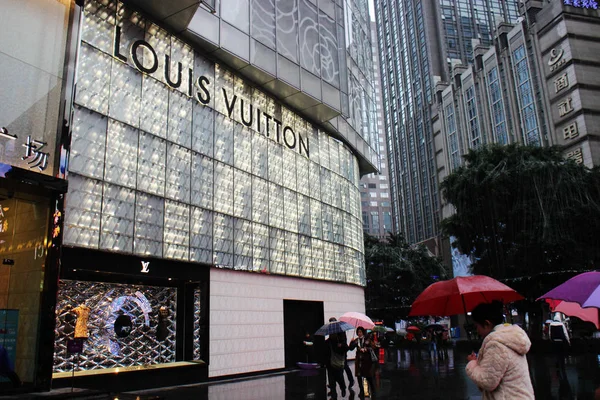 File Pedestres Passar Por Uma Loja Louis Vuitton Chongqing China — Fotografia de Stock