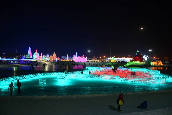 2016年1月26日 在中国东北黑龙江省哈尔滨市举行的2016年第十七届哈尔滨冰雪世界冰雕夜景 — 图库照片