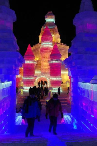 Turisté Podívat Ledové Sochy Během 32Nd Harbin Mezinárodní Festival Ledu — Stock fotografie