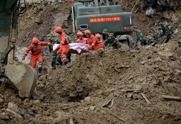 Kínai Mentők Hordoz Test Áldozata Megölte Földcsuszamlás Imre Village Yaxi — Stock Fotó