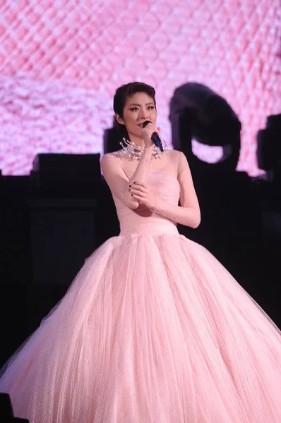 Χονγκ Κονγκ Τραγουδιστής Και Ηθοποιός Kelly Chen Τραγουδά Και Χορεύει — Φωτογραφία Αρχείου