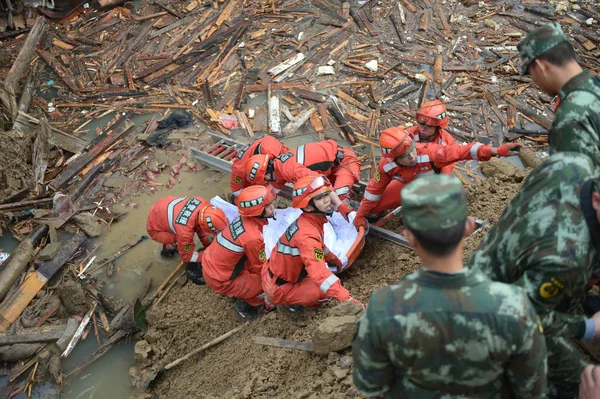 Kínai Mentők Hordoz Test Áldozata Megölte Földcsuszamlás Imre Village Yaxi — Stock Fotó