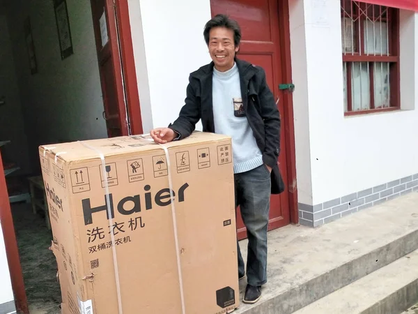 Aldeano Chino Reacciona Después Recibir Una Lavadora Haier Que Compró —  Fotos de Stock