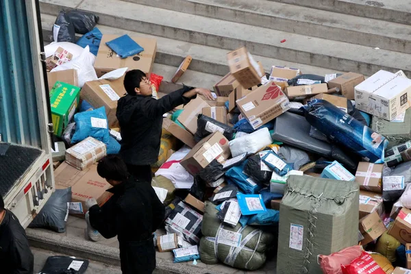 Los Trabajadores Chinos Descargan Paquetes Mayoría Los Cuales Son Compras — Foto de Stock