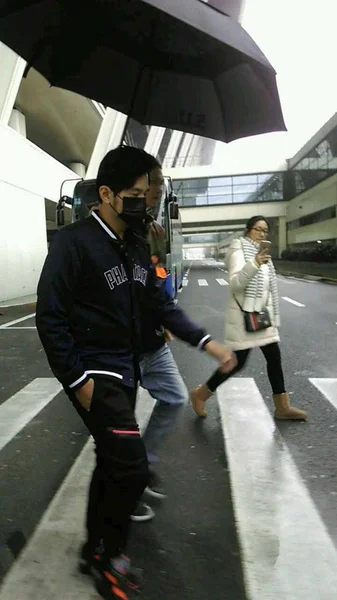 台湾の歌手 周杰倫の俳優の 2016 上海に上陸した後 上海浦東国際空港の写真です — ストック写真