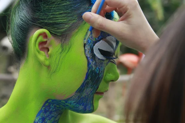 Artiste Chinois Réalise Une Peinture Sur Corps Modèle Lors Une — Photo