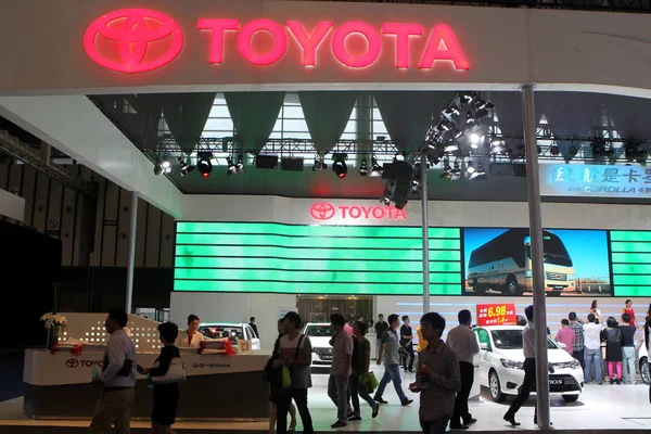 Mensen Bezoeken Stand Van Toyota Tijdens Een Auto Show Nanjing — Stockfoto