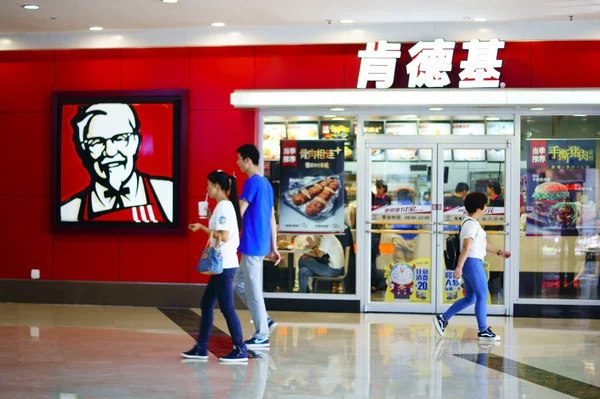 Pedestres Passam Por Restaurante Fast Food Kfc Yum Brands Cidade — Fotografia de Stock