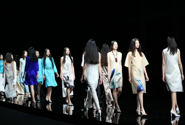 2015 베이징 2016 Fei 갤러리 부티크의 패션쇼에서 디자이너 Xuefei에 새로운 — 스톡 사진