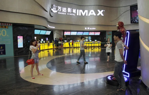 2015년 영화관람객들이 후베이성 우한시의 시네마에 들어서고 — 스톡 사진