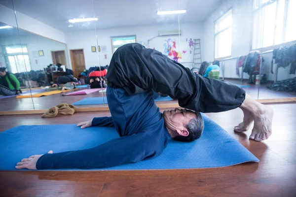 Jarige Chinese Man Mingchao Presteert Yoga Zijn Atelier Hangzhou City — Stockfoto