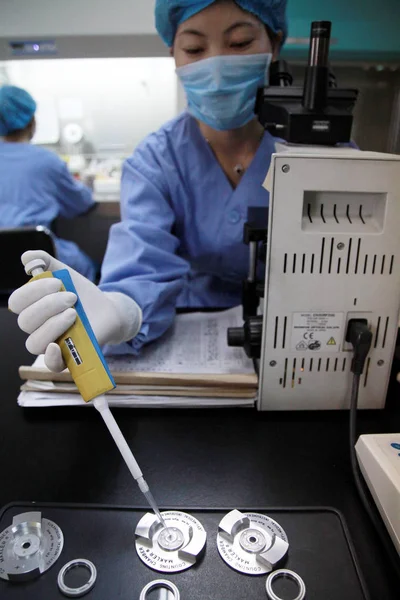 Een Chinese Onderzoeker Toont Bevroren Gedoneerd Sperma Het Laboratorium Van — Stockfoto
