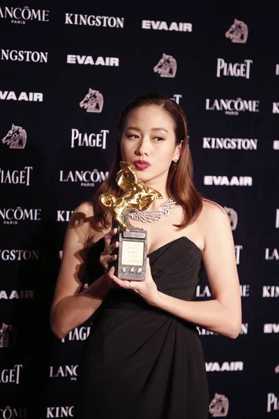 Taiwanese Actress Karena Lam Poses Her Trophy Best Leading Actress — Stock Photo, Image