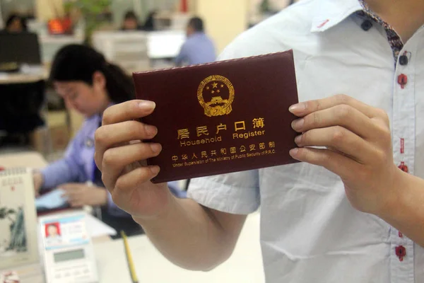 2015年5月7日 中国東部安寧省武湖市の警察署で 中国人の住民が戸籍を示す — ストック写真