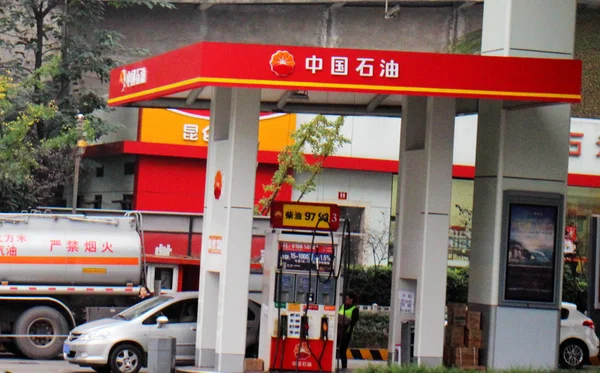 File Car Being Refueled Gas Station Petrochina Subsidiary Cnpc China — стоковое фото
