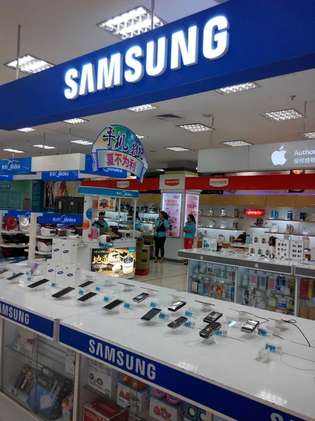 Smartphones Sale Counter Samsung Home Appliances Store Qiqihar City Northeast — Stock Photo, Image