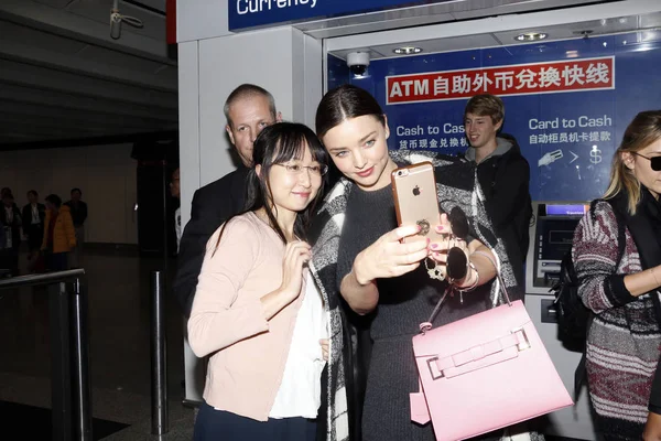 Australian Model Miranda Kerr Right Takes Selfie Fan Landing Hong — Stock Photo, Image