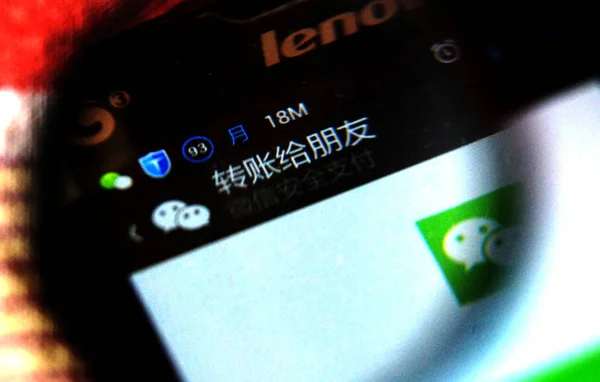 2014년 29일 톈진에서 스마트폰으로 텐센트의 모바일 서비스 Weixin Wallet 월렛을 — 스톡 사진