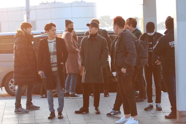 中国朝鮮族の少年グループ Exo のメンバー 仁川国際空港に到着 2015 Mnet アジア音楽賞 に出席するため香港に飛ぶ前にソウル 南朝鮮の 2015 — ストック写真