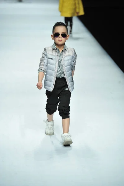 子供モデル 中国ファッション週秋 2016 年までに北京 2016 日の間に Tingzu のファッションショーで新しい創造を表示されます — ストック写真