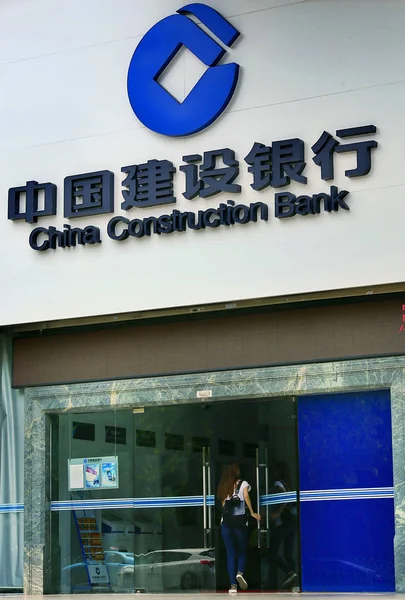 Kínai Ügyfél Besétál Egy Ága Kína Építőipari Bank Ccb Guangzhou — Stock Fotó