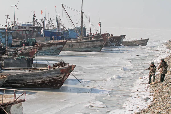 Рыбацкие Лодки Застряли Морском Льду Порту Городе Пэнлай Провинция Шаньдун — стоковое фото