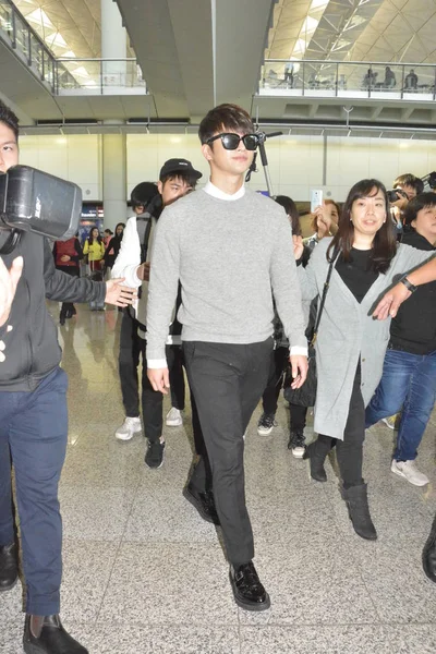 Корейська Співак Актор Seo Гук Прибуває Міжнародний Аеропорт Гонконгу Святкувати — стокове фото
